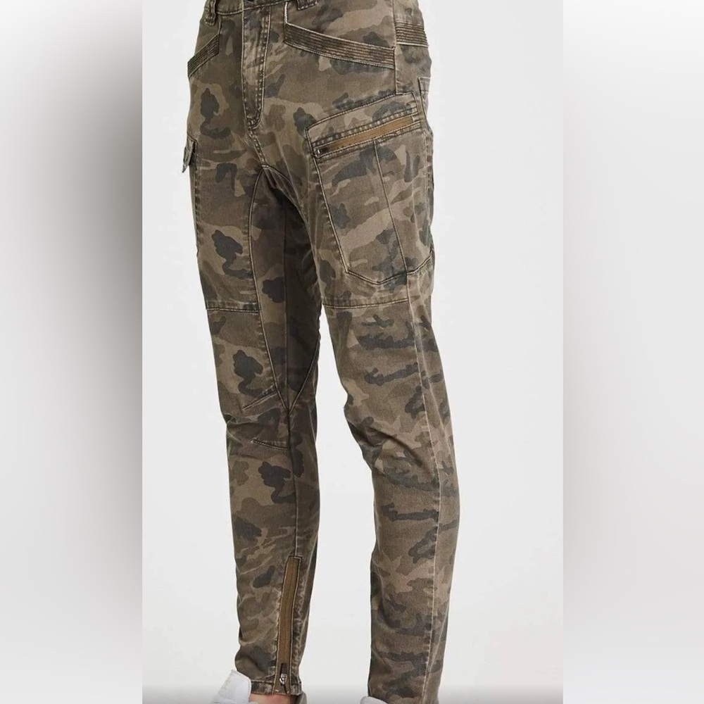 Men’s NXP CAMO PANTS SZ 32/30 like new